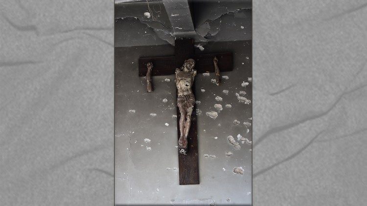 Crucifixo destruÃ­do, imagem de arquivo da FundaÃ§Ã£o Ajuda Ã  Igreja que Sofre