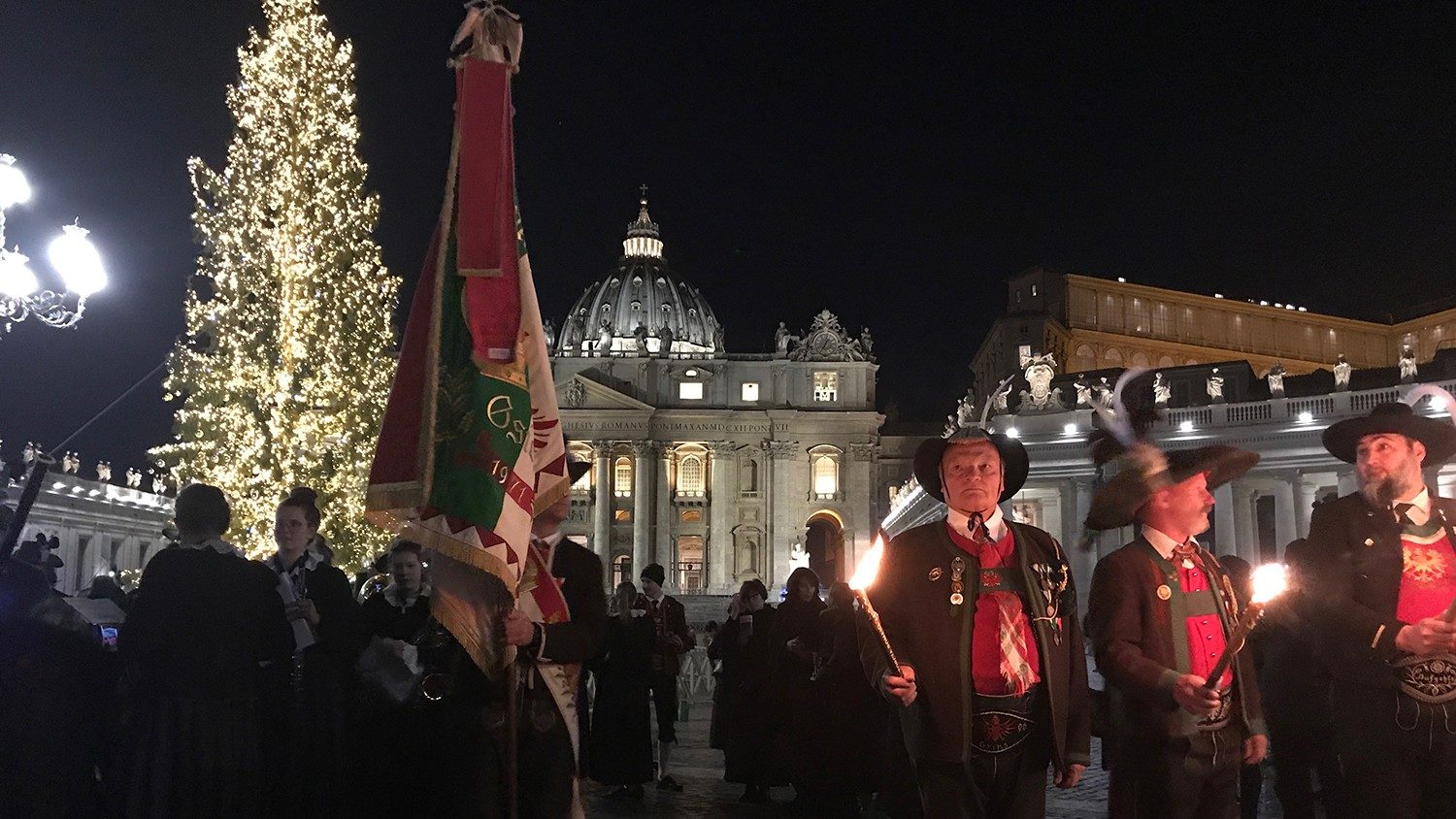 Natal no Vaticano: árvore e presépio de madeira recuperada - Vatican News
