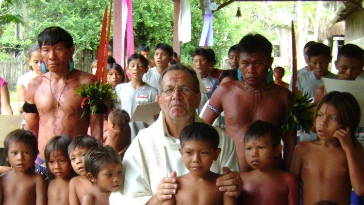 Dom Edson Tasquetto Damian em visita a Santa Isabel do Rio Negro, Amazonas, com indígenas Yanomami_rio Marauiá - 2020