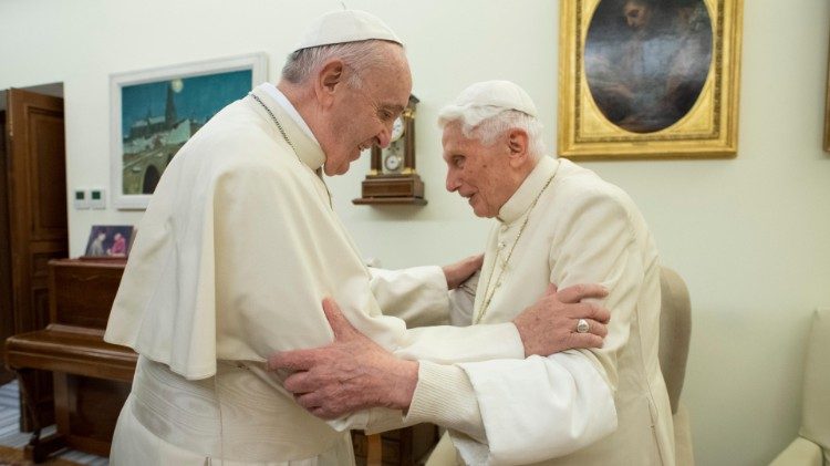 Papež Frančišek izrazil sožalje Benediktu XVI. ob smrti brata Georga.