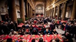 Pranzo di Natale con i poveri di Sant'Egidio nella Basilica di Santa Maria in Trastevere