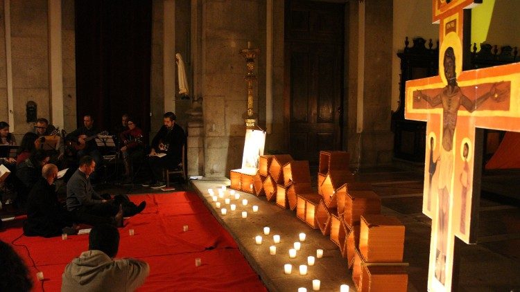 Une prière de Taizé ici dans une église de Porto, au Portugal.
