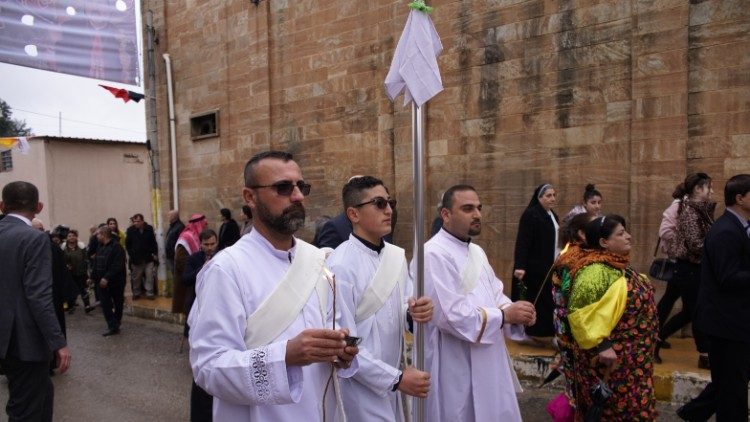 Cristiani di Qaraqosh durante la visita del cardinale Parolin dello scorso dicembre 