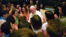 Pápež sv. Ján Pavol II. ani pri audienciách nezabúdal priblížiť sa k mladým (Aula Pavla VI., mar. 1986)