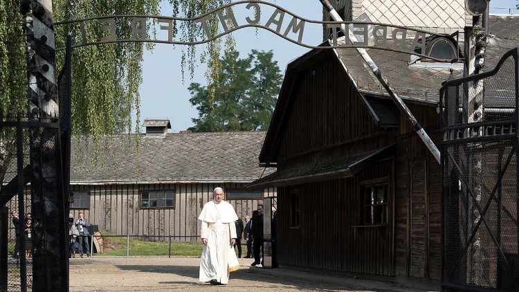 ĐTC viếng thăm trại tập trung Auschwitz trong chuyến thăm Ba Lan năm 2016