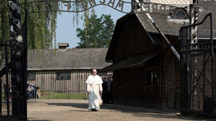 Papež Frančišek med obiskom Auschwitza, 29. julija 2016.