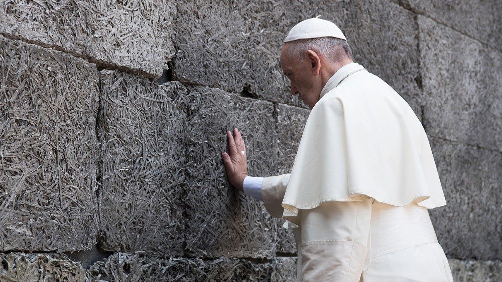 Papa Francisco durante su viaje a Polonia en 2016, visita Auschwitz.