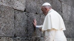 Папа Франциск во время визита в Освенцим (29 июля 2016 г.)