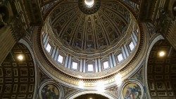 El interior de la cúpula de la Basílica de San Pedro