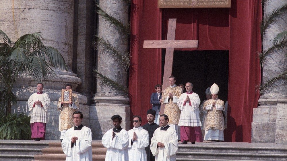 La Croix offerte aux jeunes par saint Jean-Paul II lors de la messe de Pâques, le 22 avril 1984.