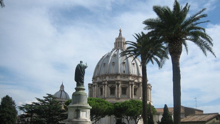 Pohled na Svatopetrskou kupoli v Vatikánských zahrad
