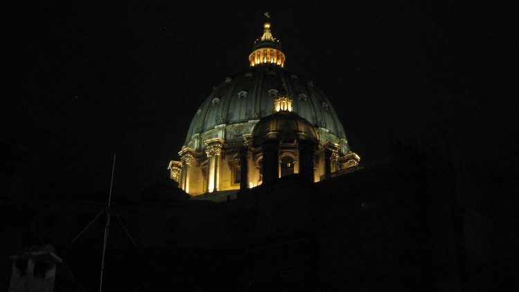 Osvetlená kupola Baziliky sv. Petra