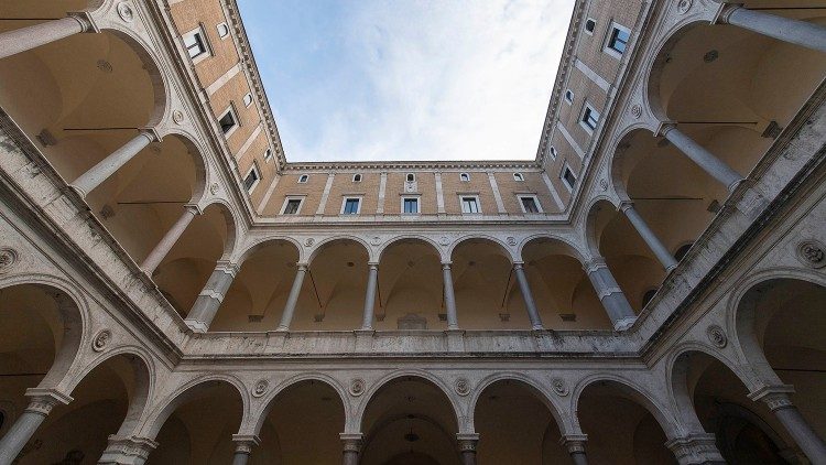 Palazzo Cancelleria v kateri so tri pomembna sodišča Svetega sedeža: Apostolska penitenzierija, Rimska rota in apostolska signatura.