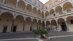  Kancléřský palác v Římě je sídlem různých tribunálů Svatého stolce, včetně Nejvyššího tribunálu Apoštolské signatury 