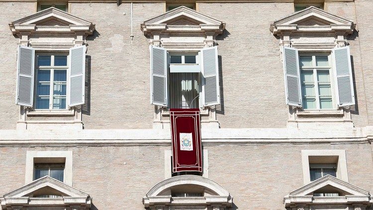 Okno, z ktorého pápež František udeľuje požehnanie pri Anjel Pána