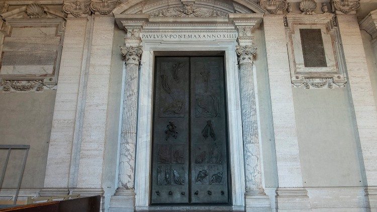 2019.01.21 Vaticano, basilica di san Pietro, portone 