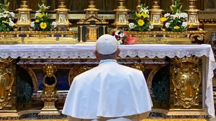 Ferenc pápa a S. Maria Maggiore bazilika Mária-ikonja előtt imádkozik