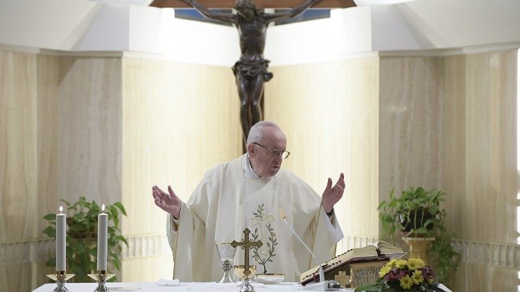 Papa Françesku kremton meshën në Shtëpinë e Shën Martës