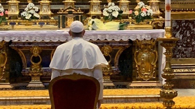 Ferenc pápa imádkozik a Mária-ikon előtt