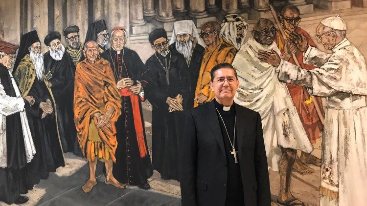 Le cardinal Ayuso, ici devant une fresque exposée au siège du Conseil pontifical pour le Dialogue interreligieux.