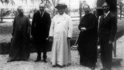 Gruppenbild mit Papst: Papst Pius XI. mit Guglielmo Marconi (l. vom Papst) und P. Giuseppe Gianfranceschi (r. vom Papst), dem ersten Direktor von Radio Vatikan