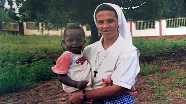 Siostra Gloria Cecilia Narváez podczas pracy misjonarskiej w Mali
