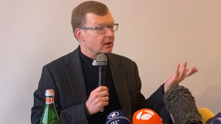 Pater Hans Zollner SJ bei einer Pressekonferenz im Jahr 2019