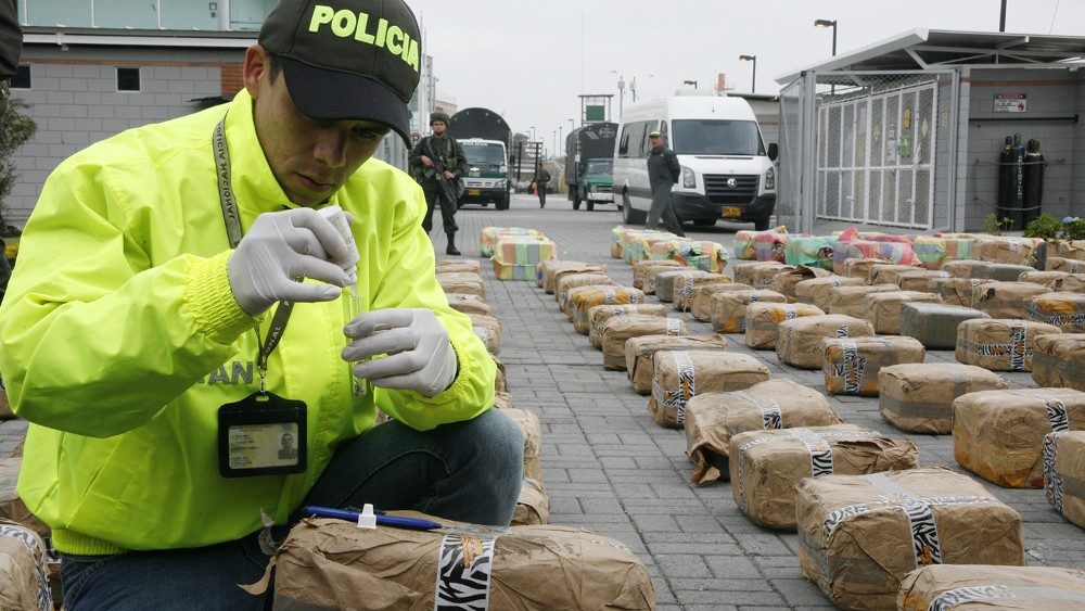 La policía secuestra paquetes de drogas en Colombia.