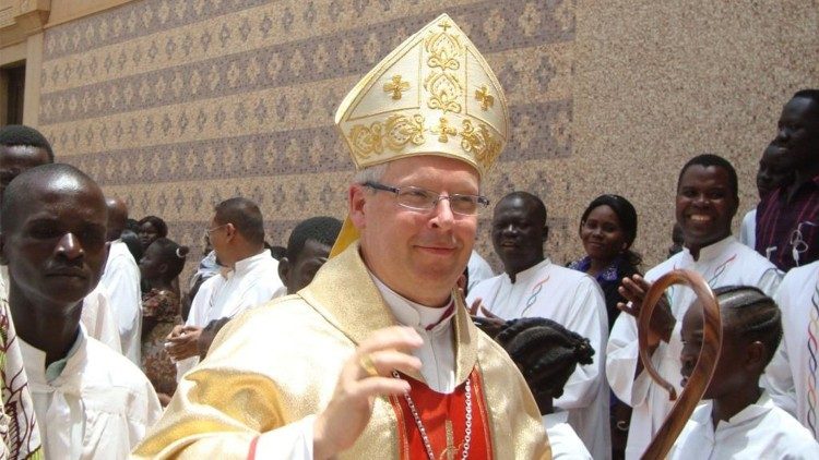 Apustuliskais nuncijs Kenijā Huberts van Megens studentu vidū