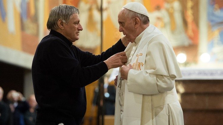Le Pape François a porté l'étole du père Giuseppe Diana le 21 mars 2014. 