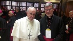 Archivbild: Der Papst zusammen mit Bischof Clemens Pickel