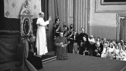 Pio XII durante un'udienza in Vaticano