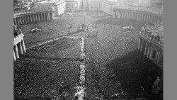Der Petersplatz bei der feierlichen Verkündigung des Dogmas im November 1950