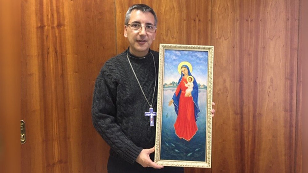 Dom Mumbiela Sierra, com um quadro de Nossa Senhora, relacionado ao Santuário mariano de Oziornoje