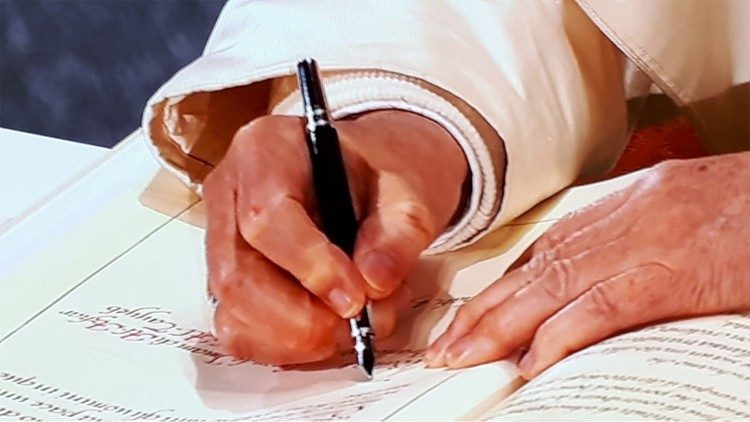 Le Pape François signe le Document sur la Fraternité Humaine, le 4 février 2019 à Abou Dhabi