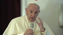 Papieska konferencja prasowa w samolocie 