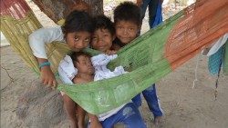 Niños indígenas migrantes venezolanos del pueblo warao acogidos en Roraima, Brasil