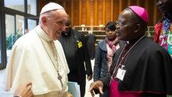 Mgr Marcel Utembi et le Pape François, en 2019