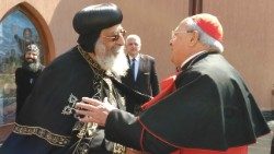 Foto de arquivo: o patriarca Tawadros II e o cardeal Leonardo Sandri (Vatican Media)