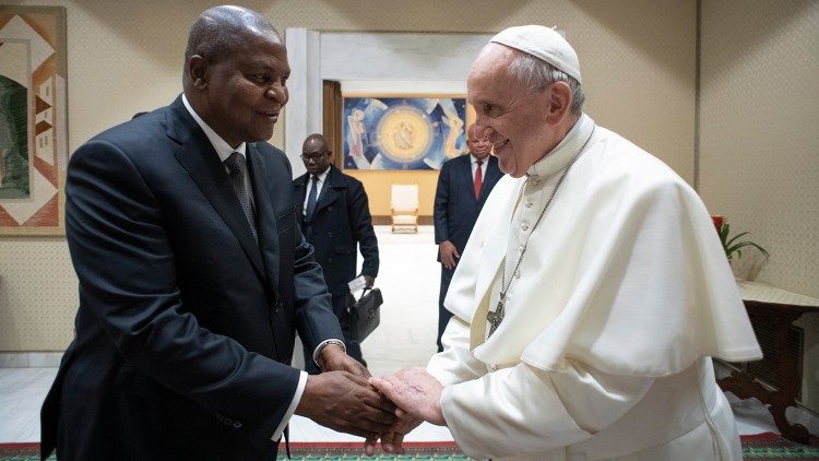 Ferenc pápa a VI. Pál-aula kistermében találkozott a Közép-afrikai elnökkel