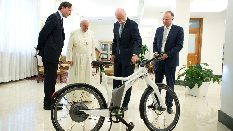 ĐTC Phanxicô được tặng chiếc xe đạp điện (2013)