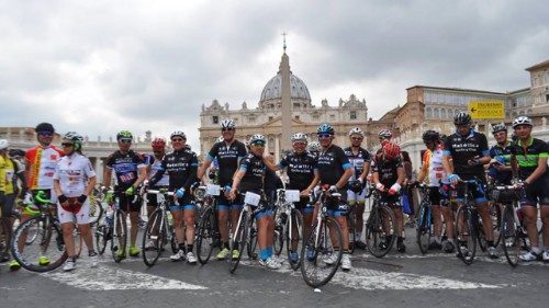El mundo de las dos ruedas y los Papas: un "paseo pedaleando" entre historia y fe