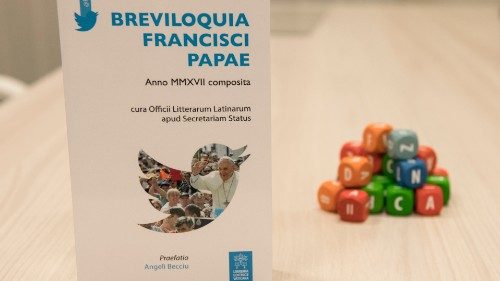 Il libro della LEV sui tweet in latino di Papa Francesco