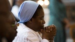 Donna africana in preghiera 