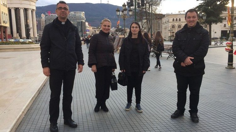 A macedón honlap társszerkesztői: balról Goce Kosztov atya, Jadranka Cadinovszka, Dance Icheva és Goran Gogov Szkopjéban
