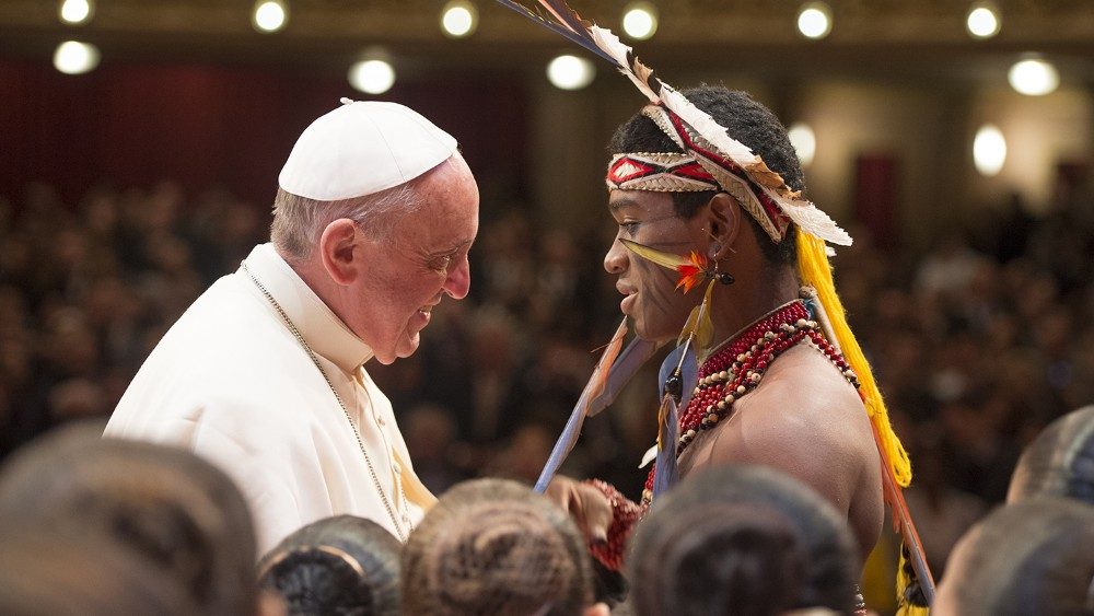 Pápež František pri stretnutí so zástupcami amazonských kmeňov v Peru v roku 2019