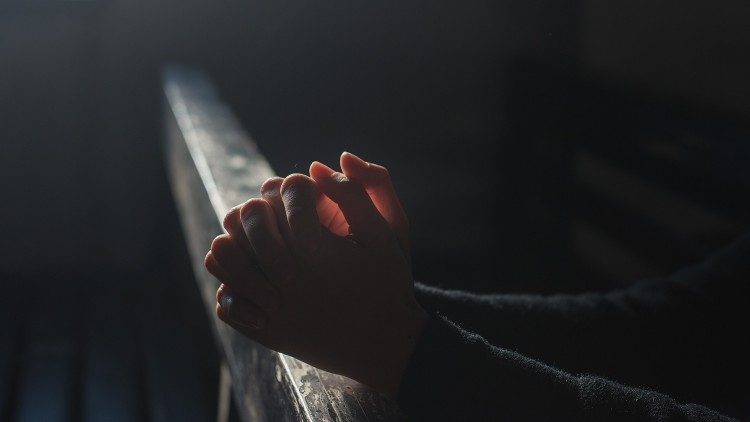 Rokas saliktas lūgšanā