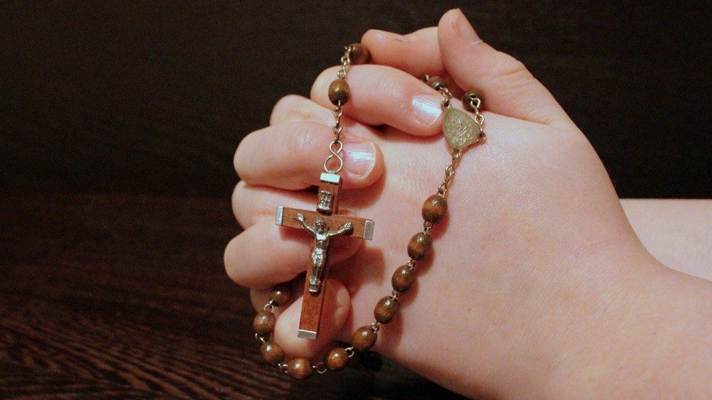 2019.03.18 mani in preghiera, mani giunte, rosario