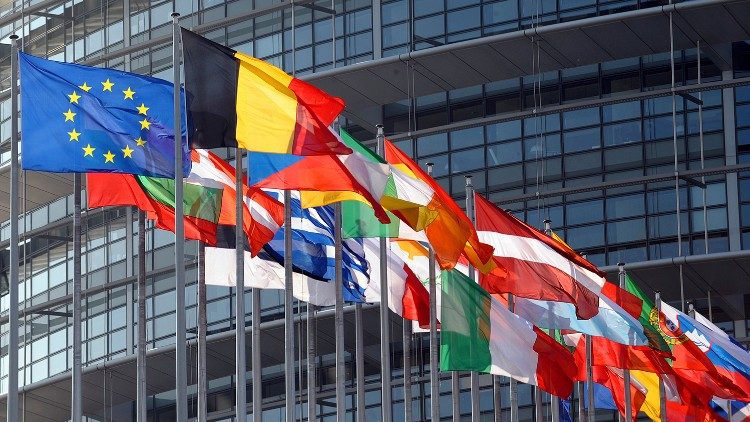 Zastave članic Evropske unije pred evropskim parlamentom v Bruslju.