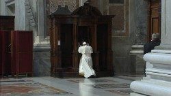 Imagen de archivo: el Papa Francisco recibe el sacramento de la reconciliación.